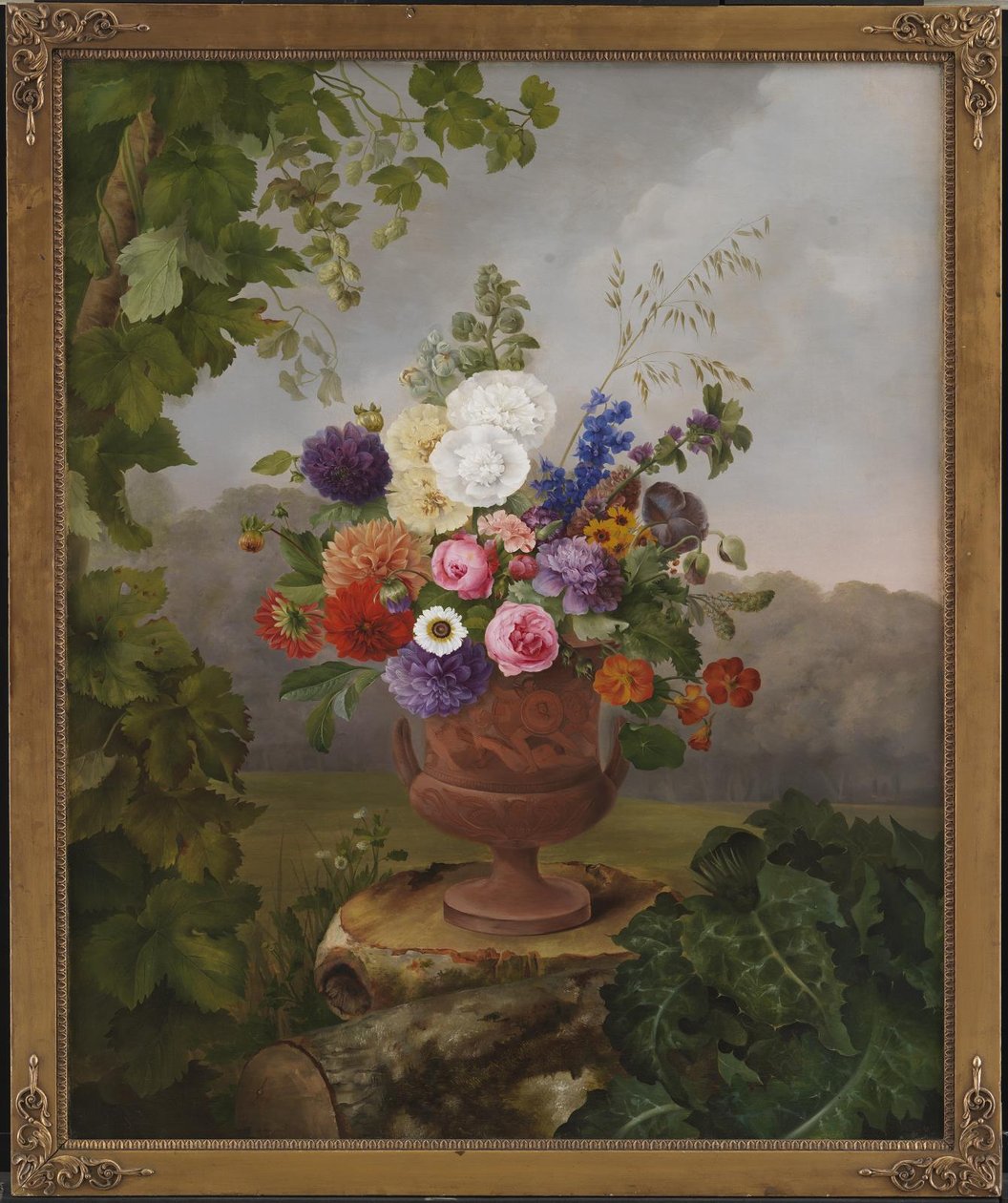 Grekisk stil vas med blommor, stående på en stubbe av Hermania Neergaard