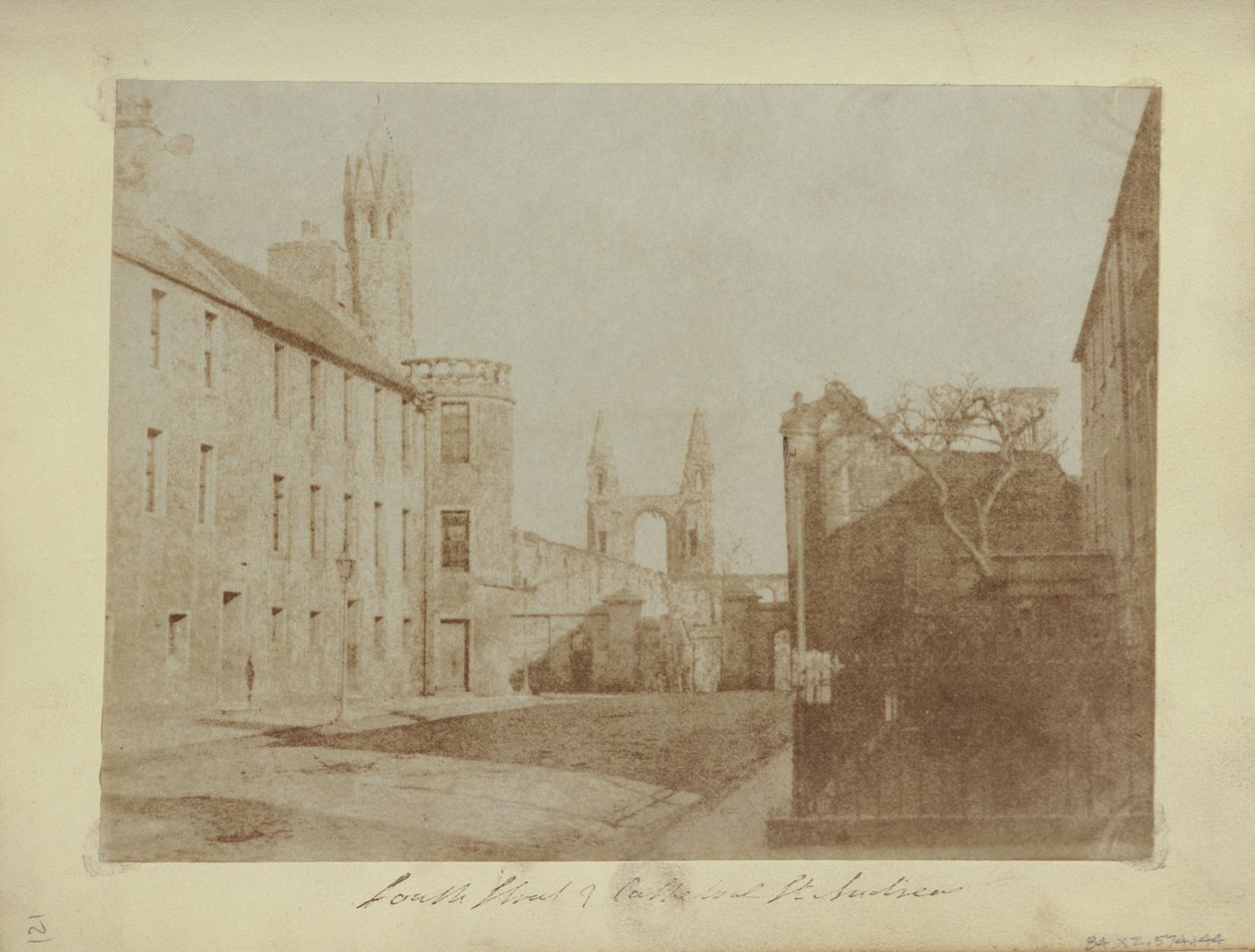 East End of South Street, St. Andrews, med katedralruinerna i fjärran av Hill and Adamson