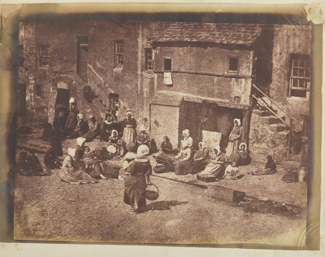 [Fishergate, St Andrews, kvinnor och barn som betar av linjerna] av Hill and Adamson