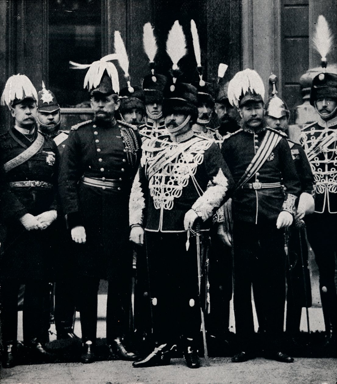 Den blivande kungen Edward VII och officerare i Queen