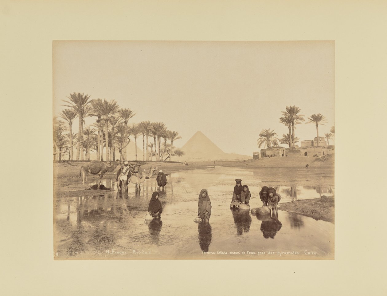 Kvinnor, Fellahs, hämtar vatten nära pyramiderna, Kairo av Hippolyte Arnoux