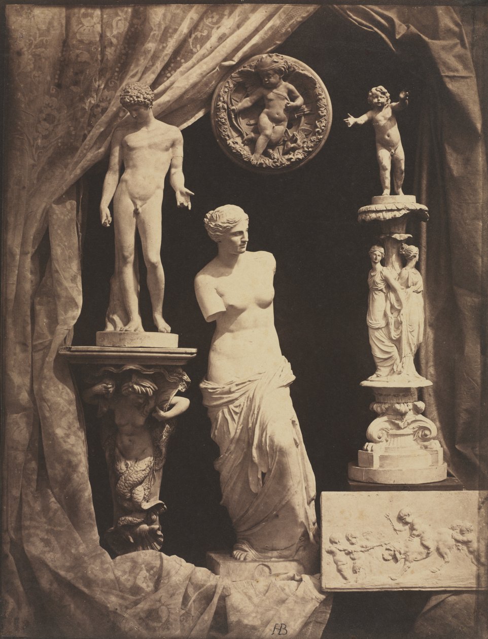 Stilleben med statyer och draperier av Hippolyte Bayard