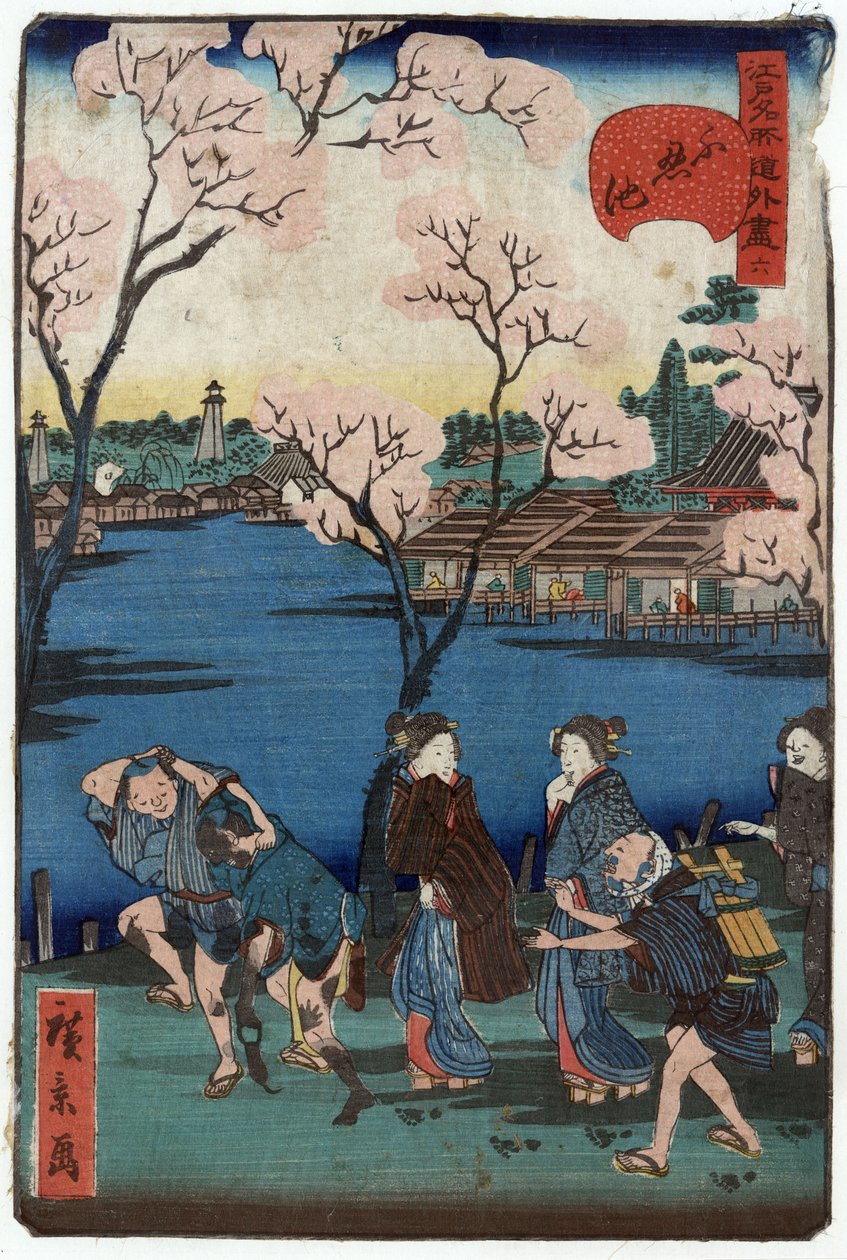 Shinobazu-damm, Tokyo, Japan: grupp människor som går längs stranden av Shinobazu-dammen, med körsbärsblommor och bostäder i bakgrunden av Hirokage Utagawa