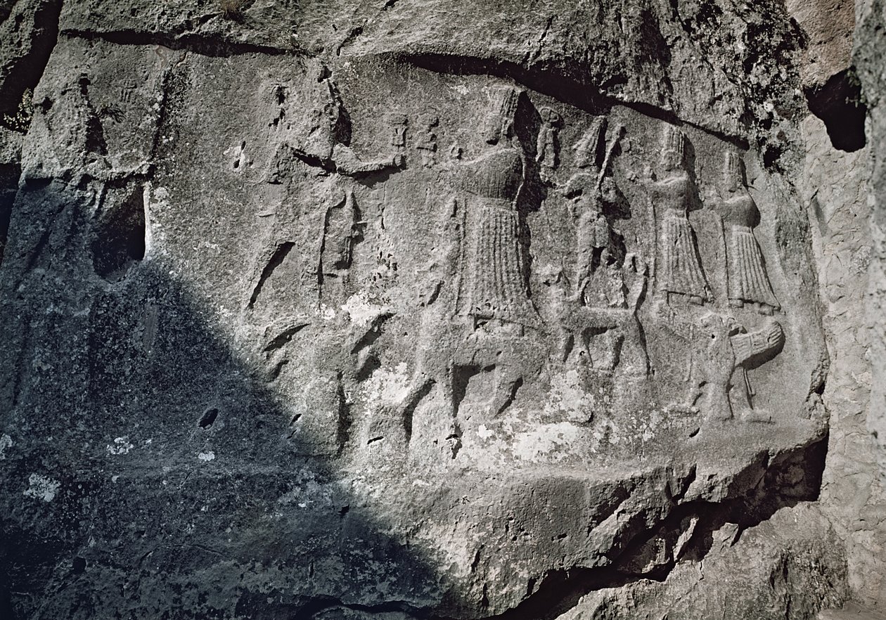 Detalj av reliefer från kammaren A som skildrar det mystiska äktenskapet mellan stormguden Teshub och jordmorsgudinnan Hepat foto av Hittite