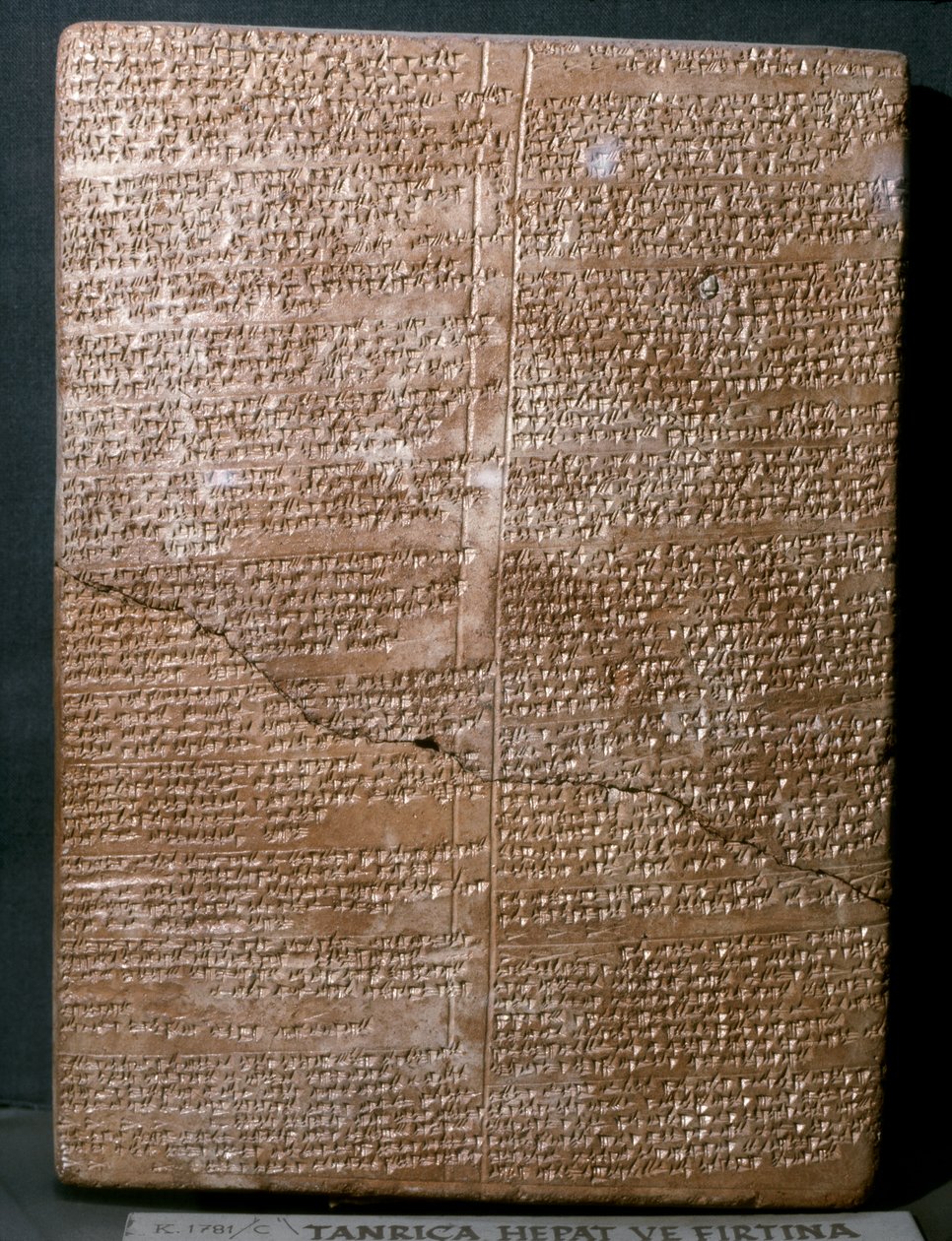 FORNTIDA ORIENTAL KONST (hettitisk): Kilskriftstavla på hettitiska språket. Ba... av Hittite