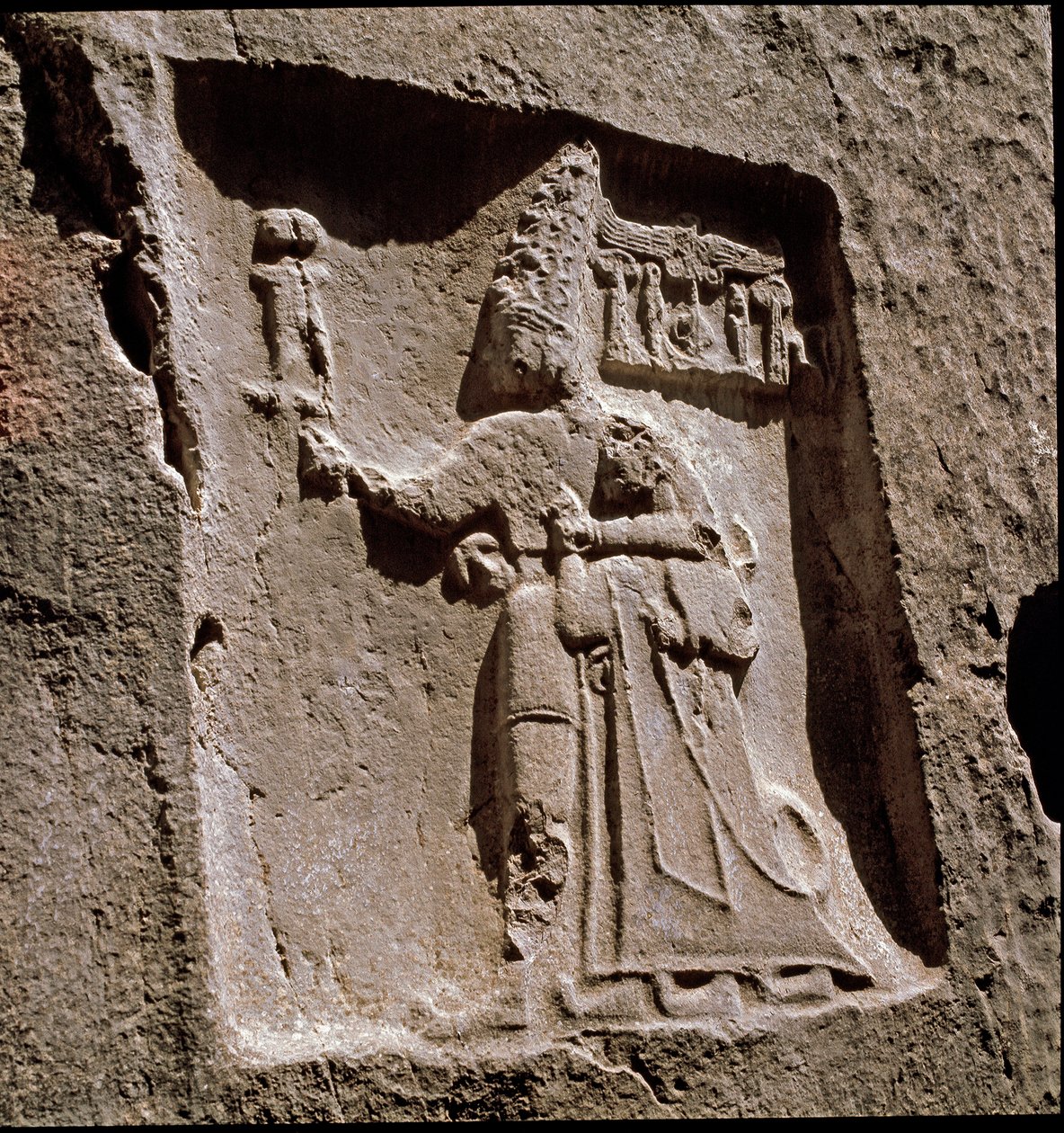 Kung Tudhaliya skyddar av en gudomlig (Lågrelief. omkring 1250-1220 f.Kr.) av Hittite