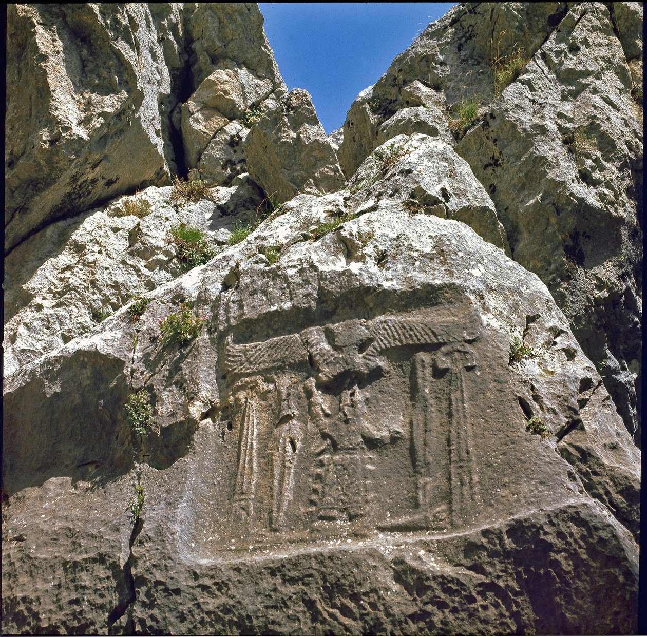 Låg relief med en karaktär under en ailee-varelse. omkring 1250-1220 f.Kr. av Hittite