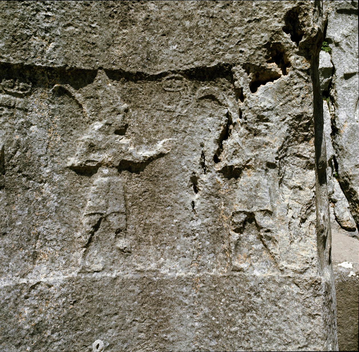 Lågrelief med två karaktärer. Omkring 1250-1220 f.Kr. av Hittite