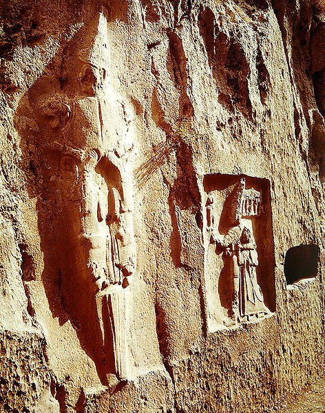 Svärdguden och Tudhaliya IV omfamnade av en Gud av Hittite