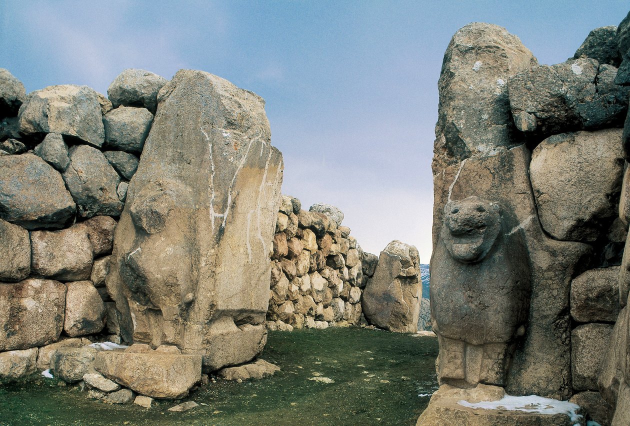 Utsikt över Lions Gate, en av de fem ingångarna till inhägnaden av det hettitiska imperiets gamla huvudstad i Hattusha (nu Bogazkale), Turkiet av Hittite