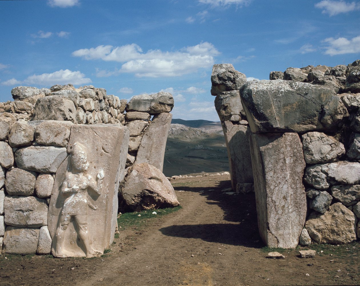 Kungens port, med nedre relief till vänster som representerar krigsguden av Hittite Hittite