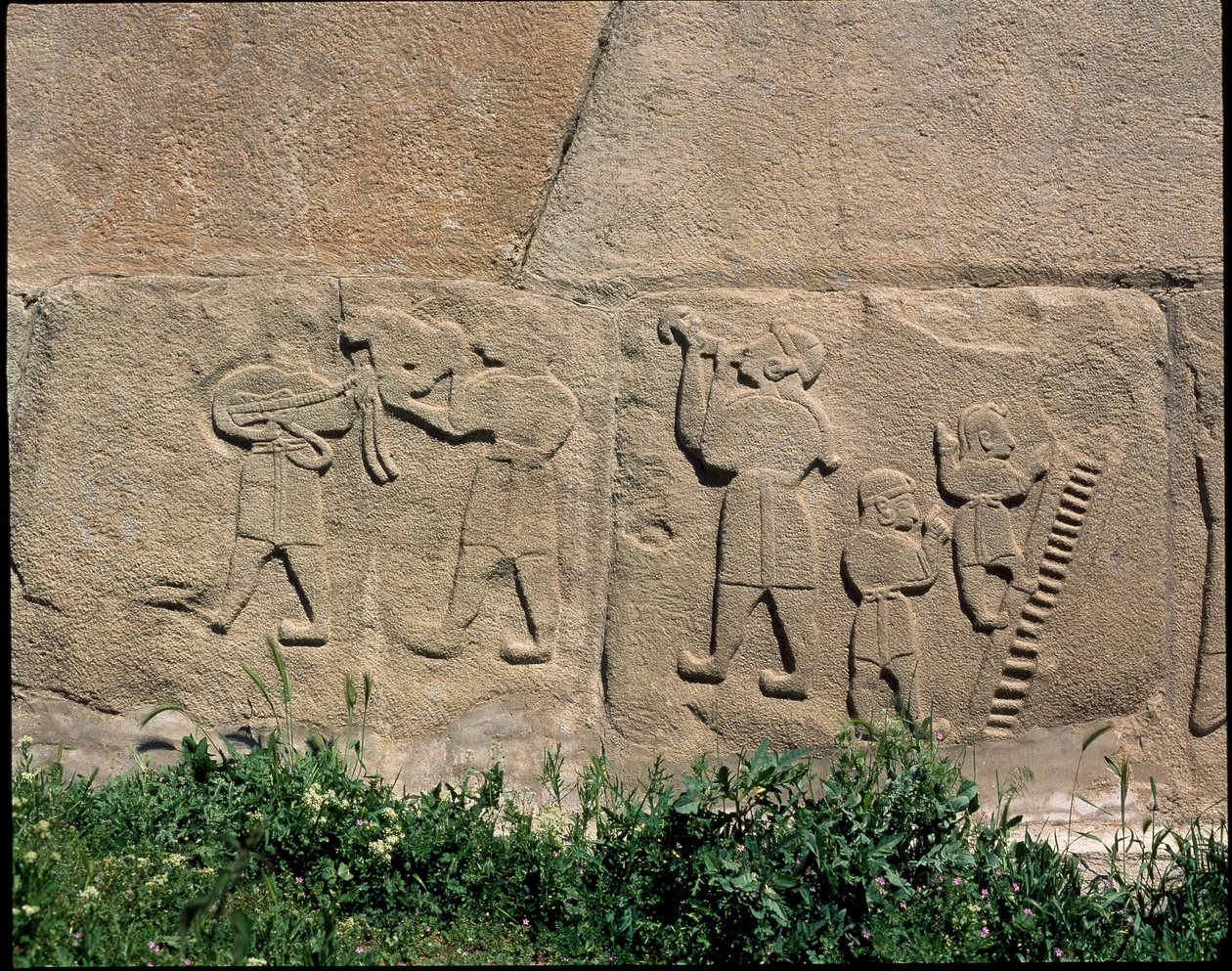 Vy över basen av reliefer av Sfinxens port av Hittite Hittite