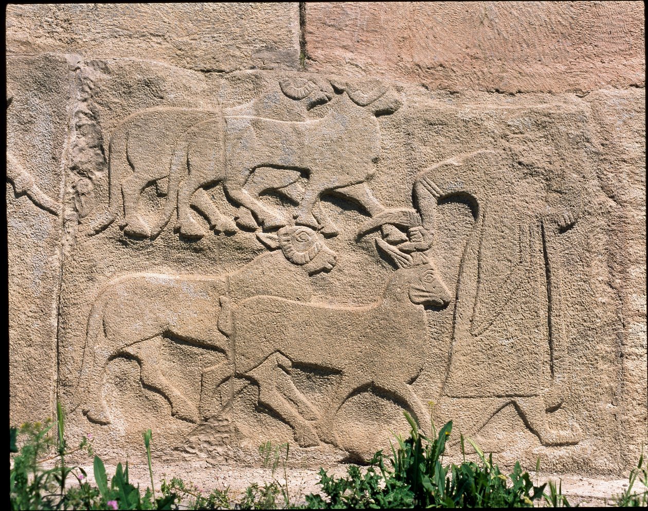 Vy över basen av reliefer av Sfinxens port av Hittite Hittite