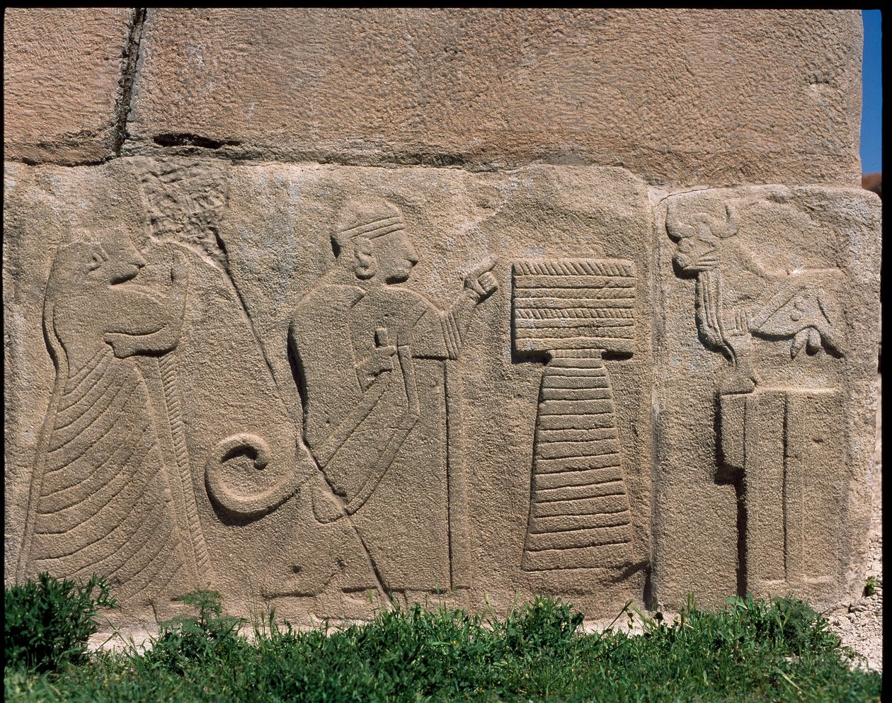 Vy över basen av reliefer av Sfinxens port av Hittite Hittite