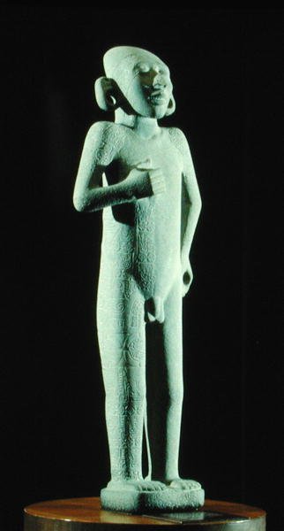 Tamuins unge man, sen postklassisk tid (1300-1521) (sten) (se även 207852) av Huaxtec Huaxtec