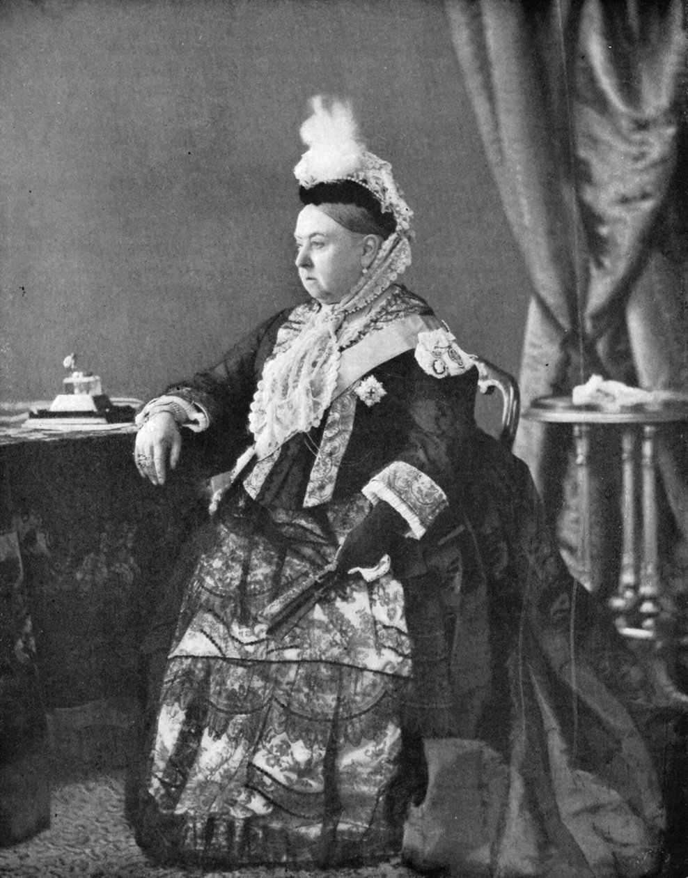Drottning Victoria i klänningen hon bar vid sin guldjubileumsgudstjänst 1887. av Hughes and Mullins