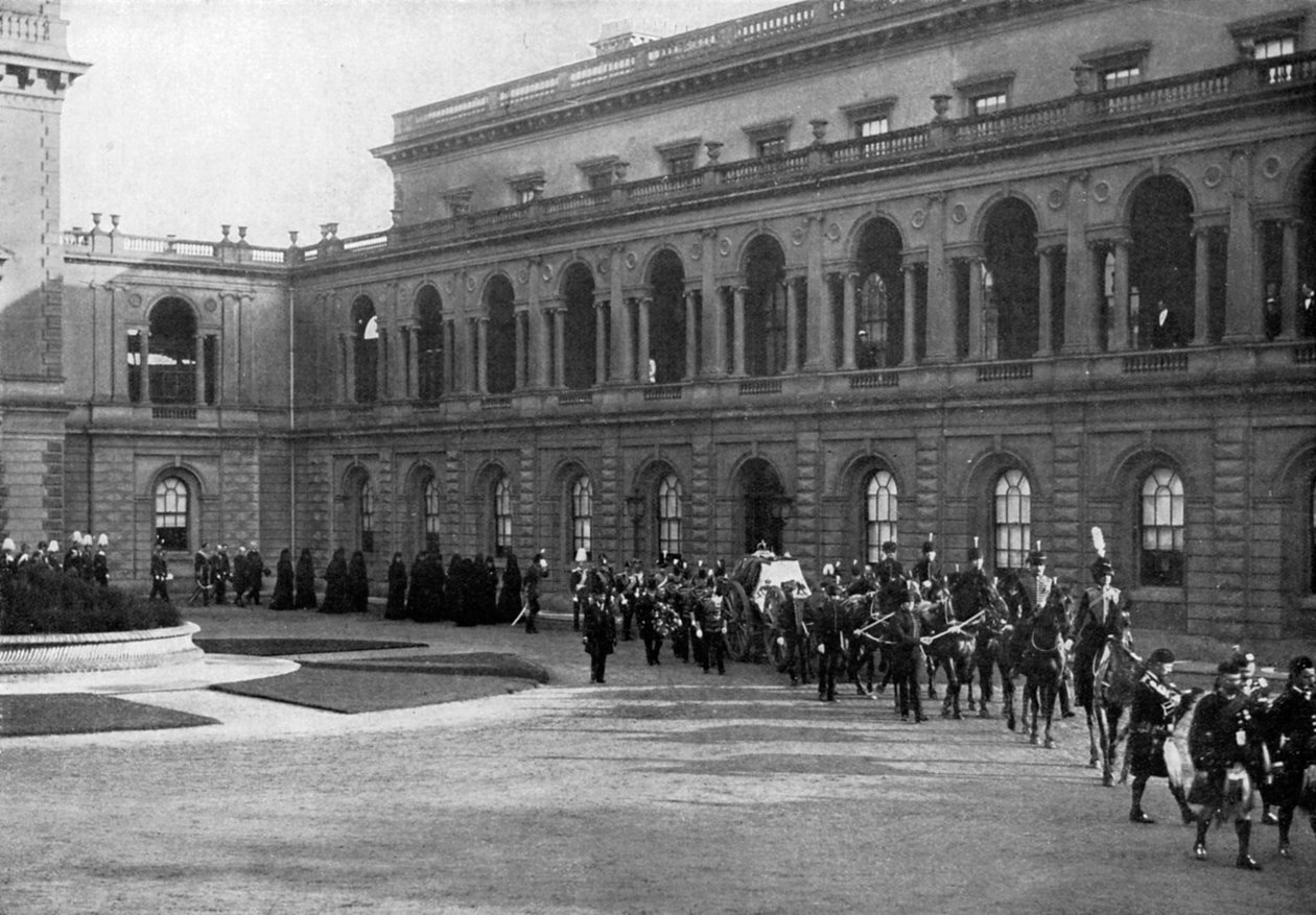 Drottning Victorias begravningståg som lämnar Osborne House, Isle of Wight, den 1 februari 1901. av Hughes and Mullins