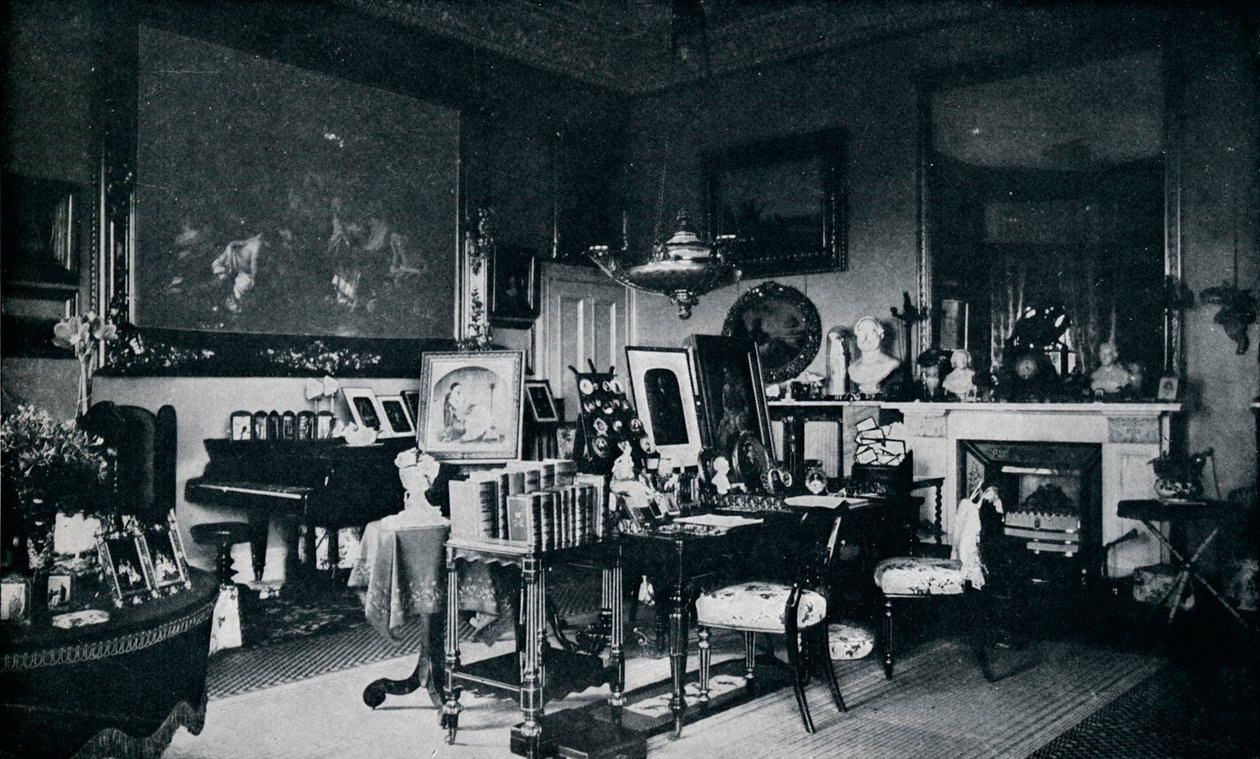 Drottningens privata vardagsrum i Osborne, c1899, 1901 av Hughes and Mullins