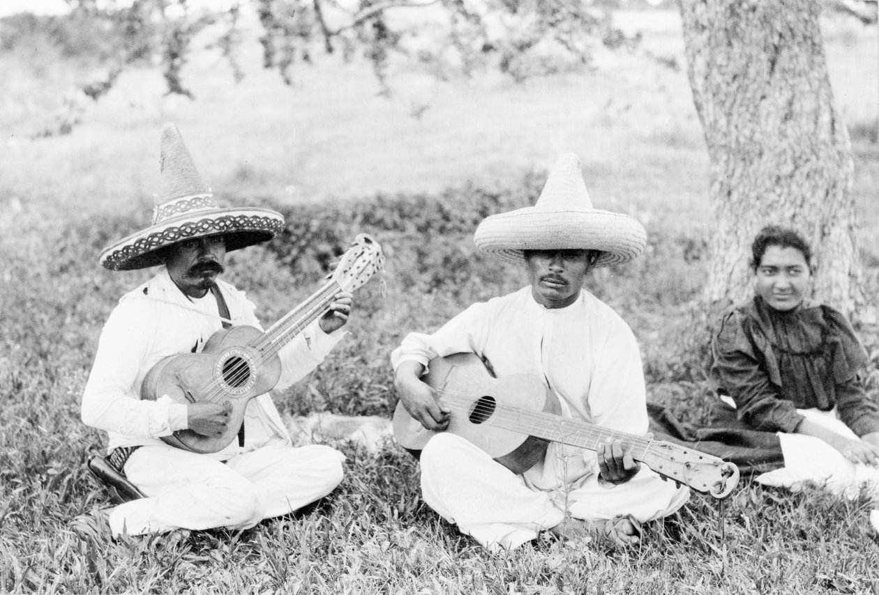 Mexikanska musiker som spelar gitarr, ca 1920 (svartvitt foto) av Hugo Brehme