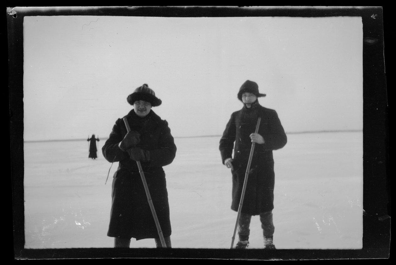 Arne Homén och Guido Simberg åker skidor på is av Hugo Simberg