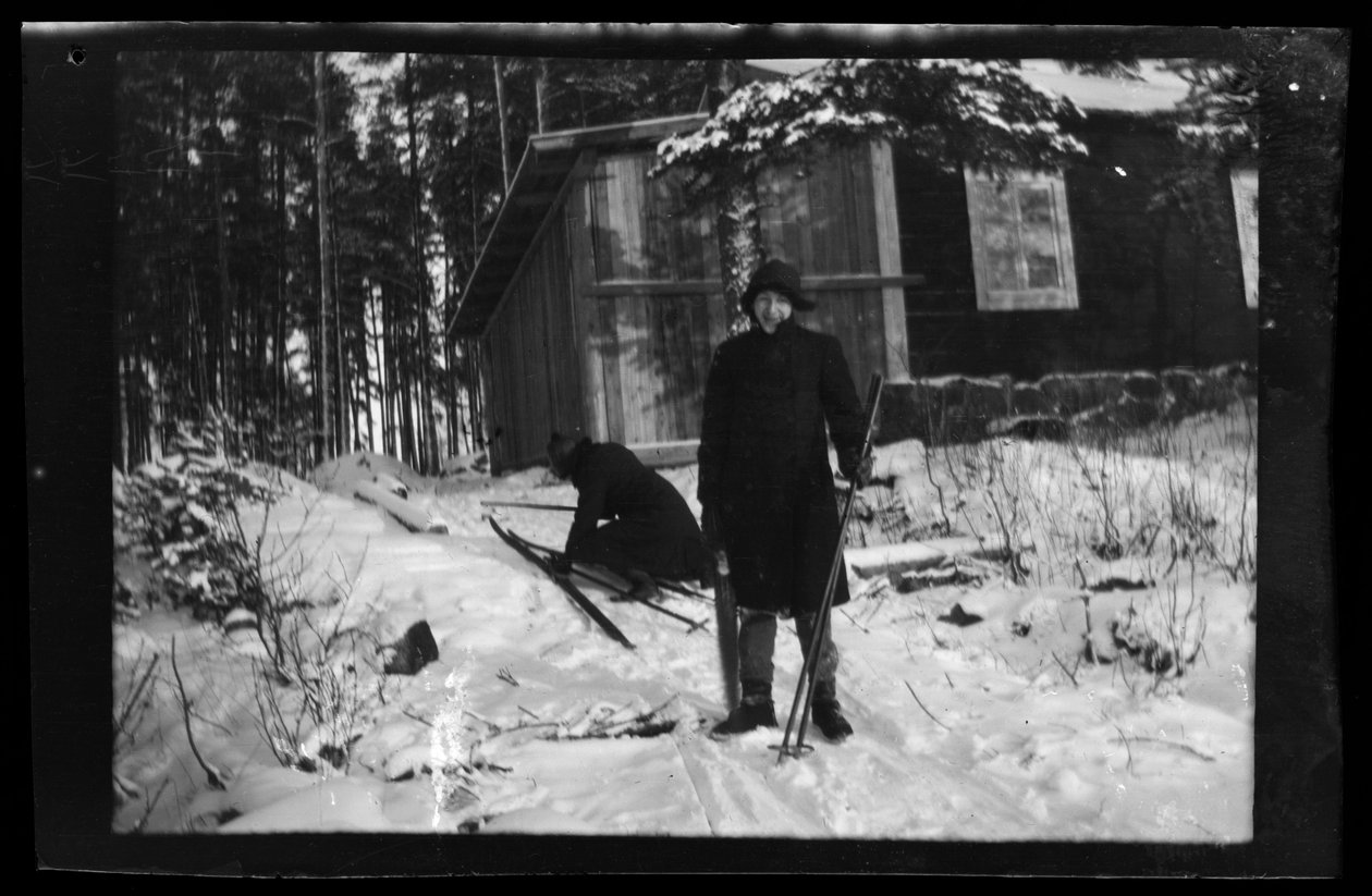 Arne Homén och Guido Simberg och deras skidor av Hugo Simberg
