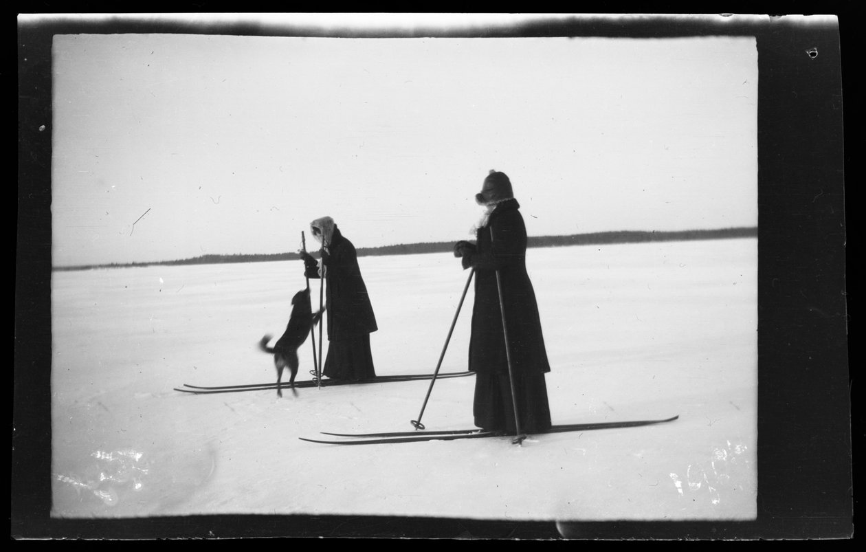 Blenda och Elsa Simberg på skidtur, även Balu på skidtur av Hugo Simberg