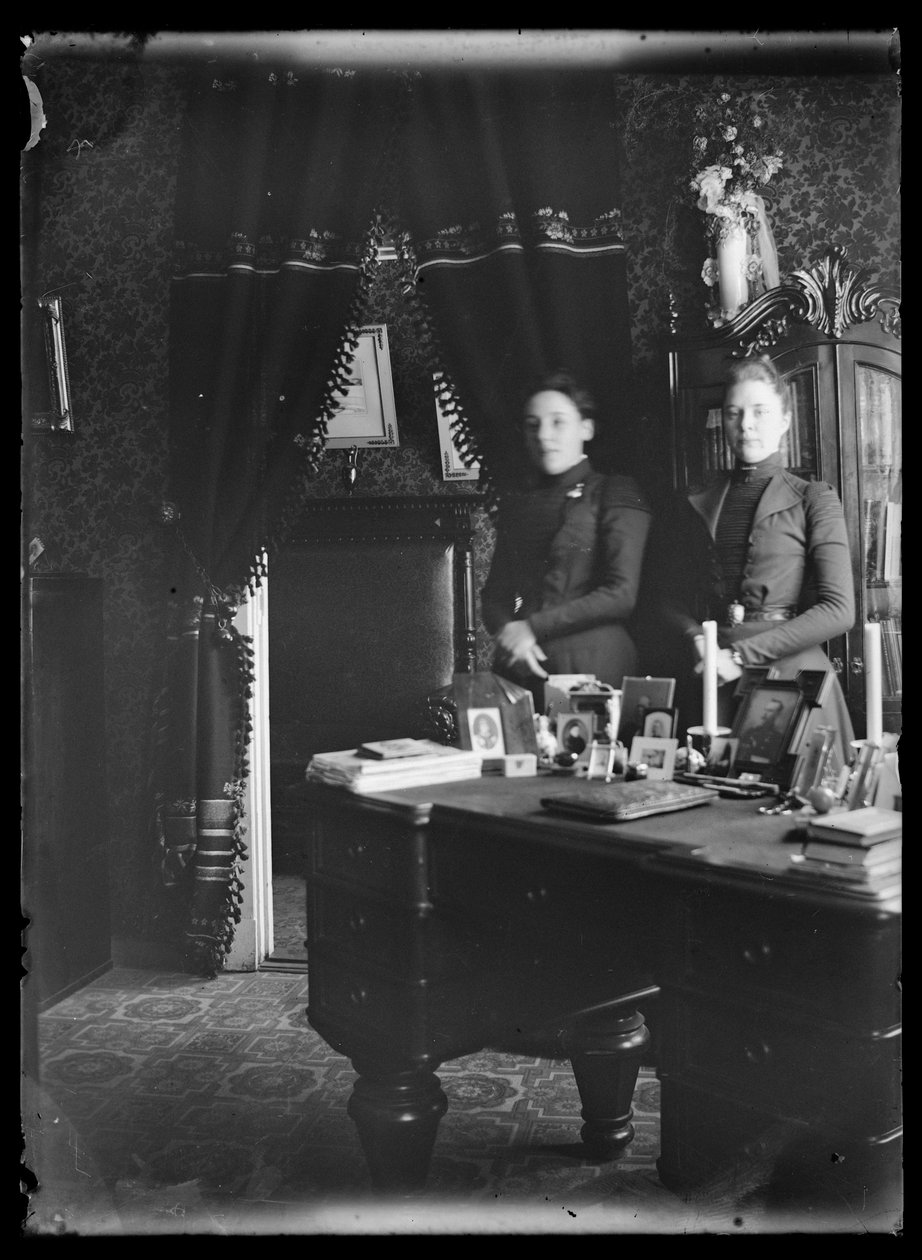 Elli och Ellen von Schoultz i sitt hem i Vyborg av Hugo Simberg