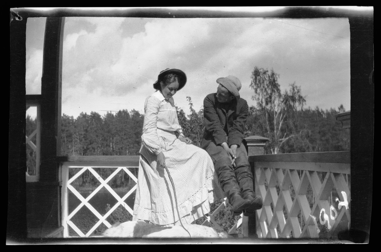Erna och Guido Simberg och Sarto på verandan till Rosa villan av Hugo Simberg