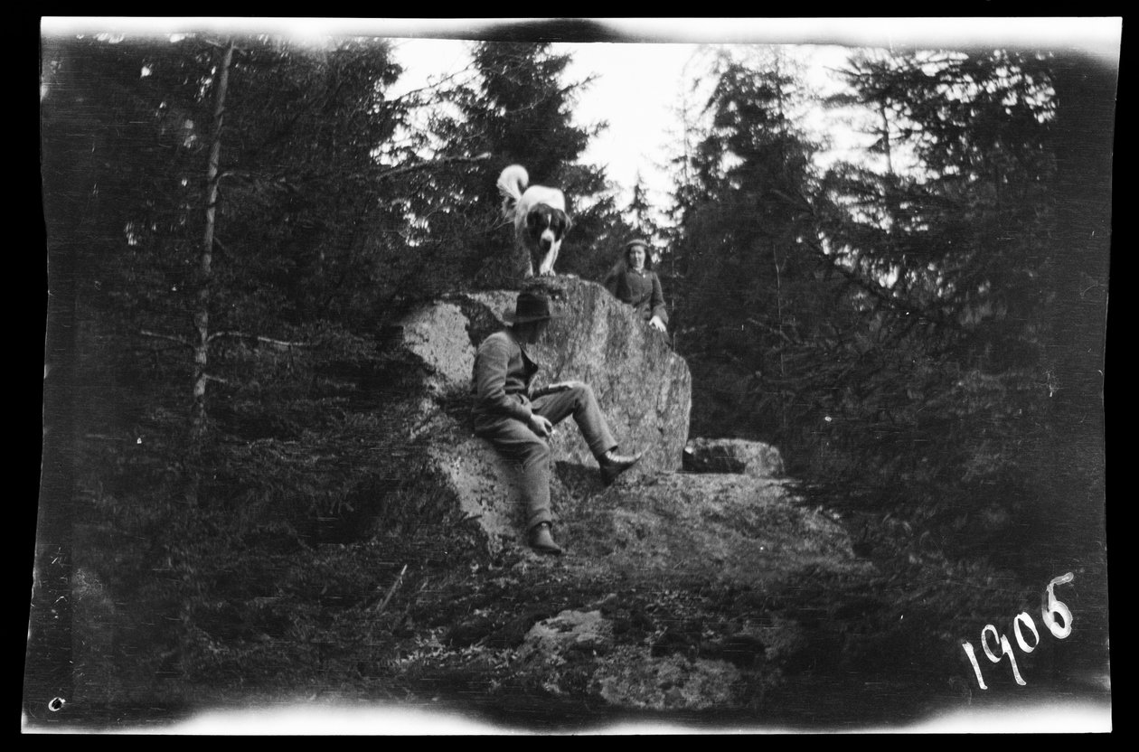 Guido och Blenda Simberg och Sarto i Niemenlautka-skogen av Hugo Simberg