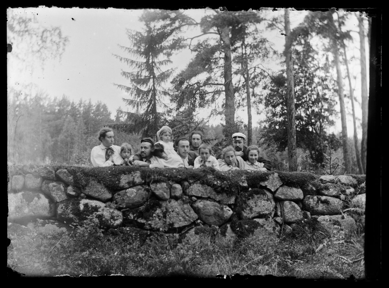 Hugo Simberg och hans syskon på stengärdsgården av Hugo Simberg