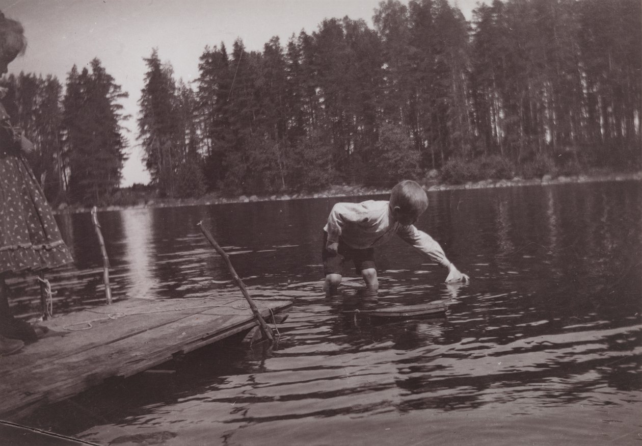 Barn flyter på en lekbåt på Niemenlauta av Hugo Simberg