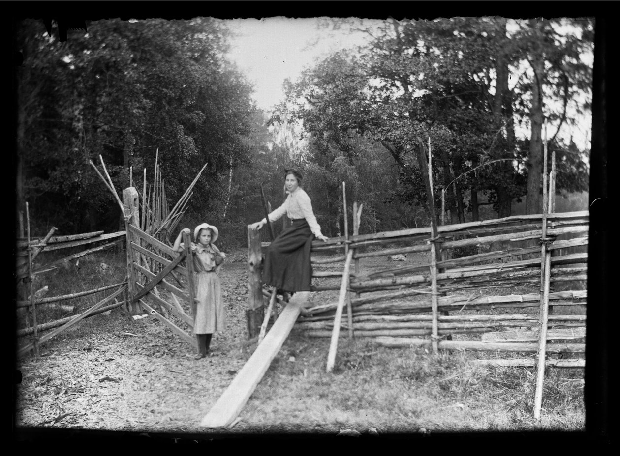 Lilli och Elsa Simberg på verandan vid Niskapohja-vägen av Hugo Simberg