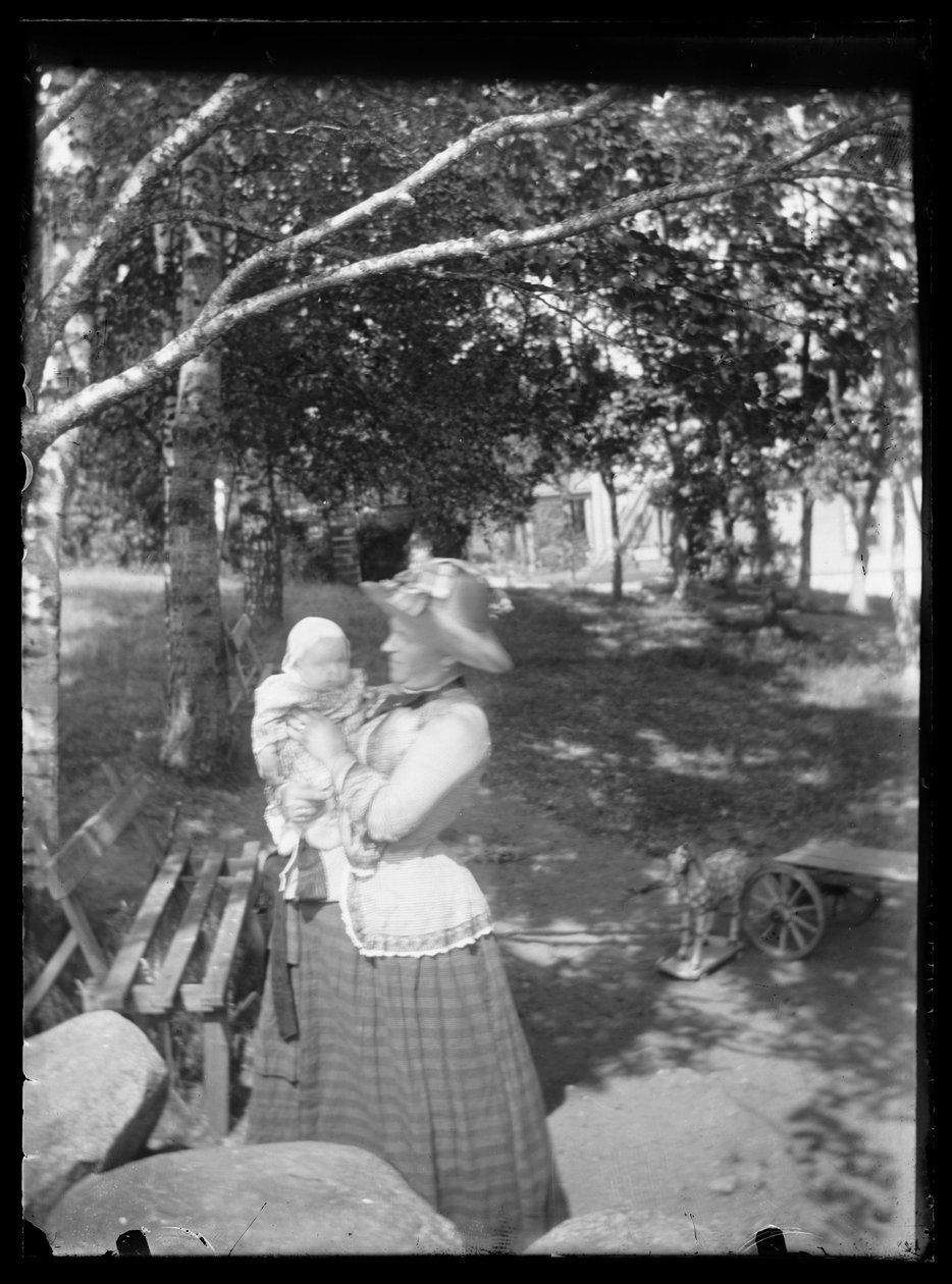 Lilli och Laine Simberg i parken av Hugo Simberg