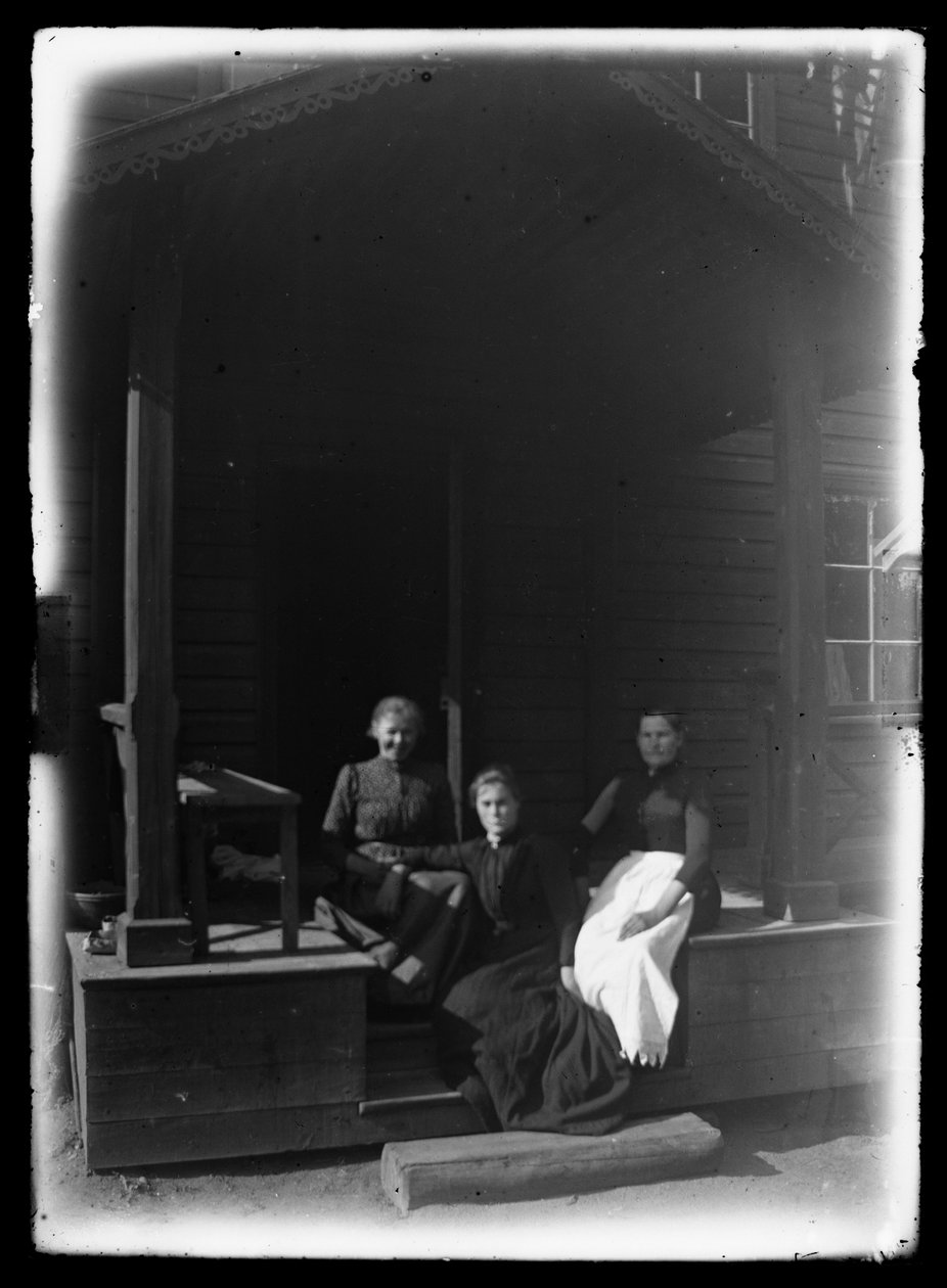 Tjänstefolk på verandan till Niemenlautlauta-villan av Hugo Simberg
