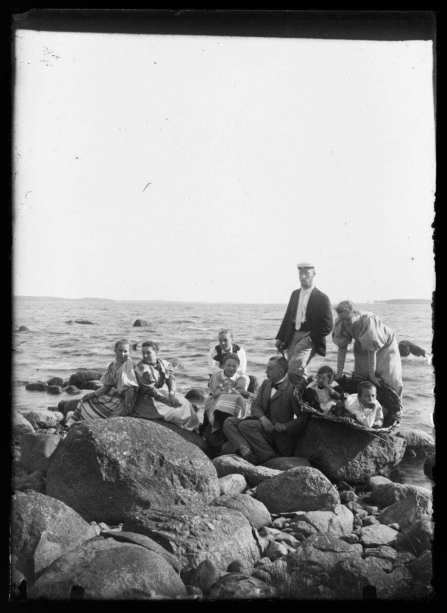Gruppfoto på Selkärantas strandstenar av Hugo Simberg