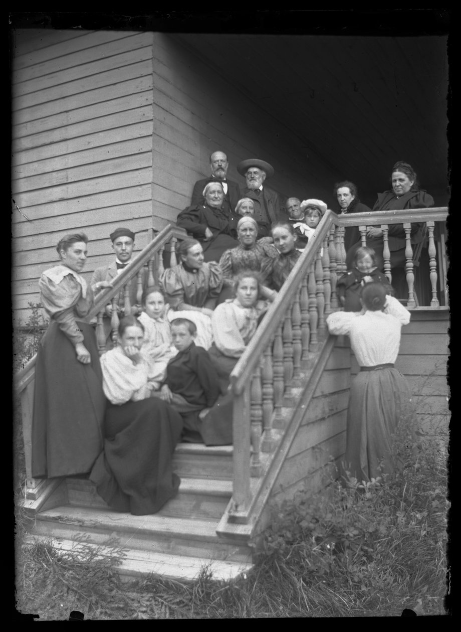 Gruppfoto på trappan till Vita villan av Hugo Simberg