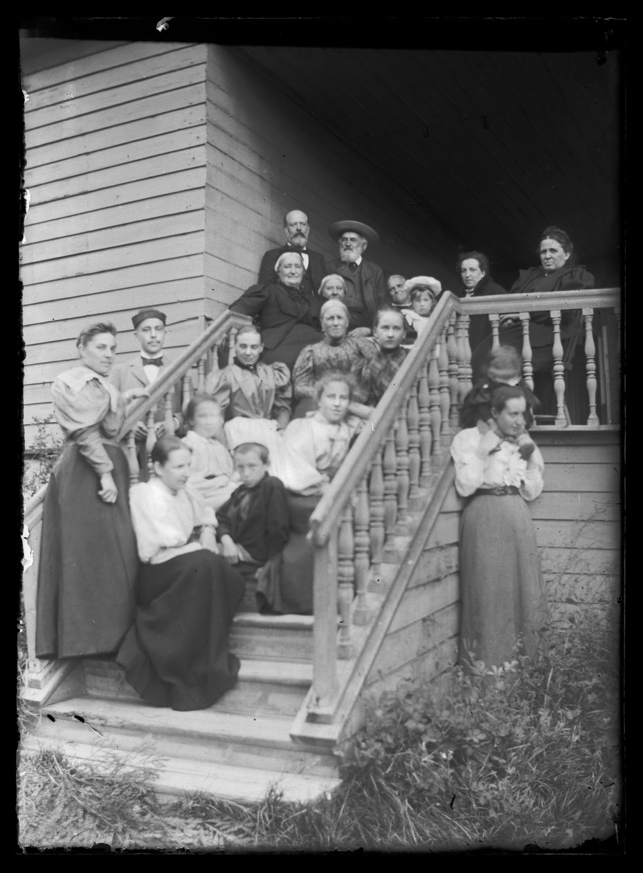 Gruppfoto på trappan till Vita villan av Hugo Simberg