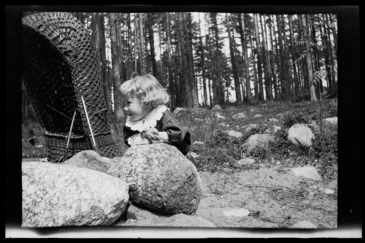 Tom Simberg på innergården till ateljén i Selkäranta av Hugo Simberg