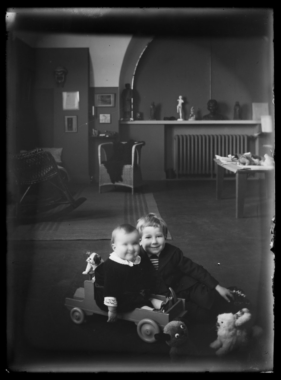 Tom och Uhra Simberg i sitt ateljéhus på Siltasaarenkatu av Hugo Simberg