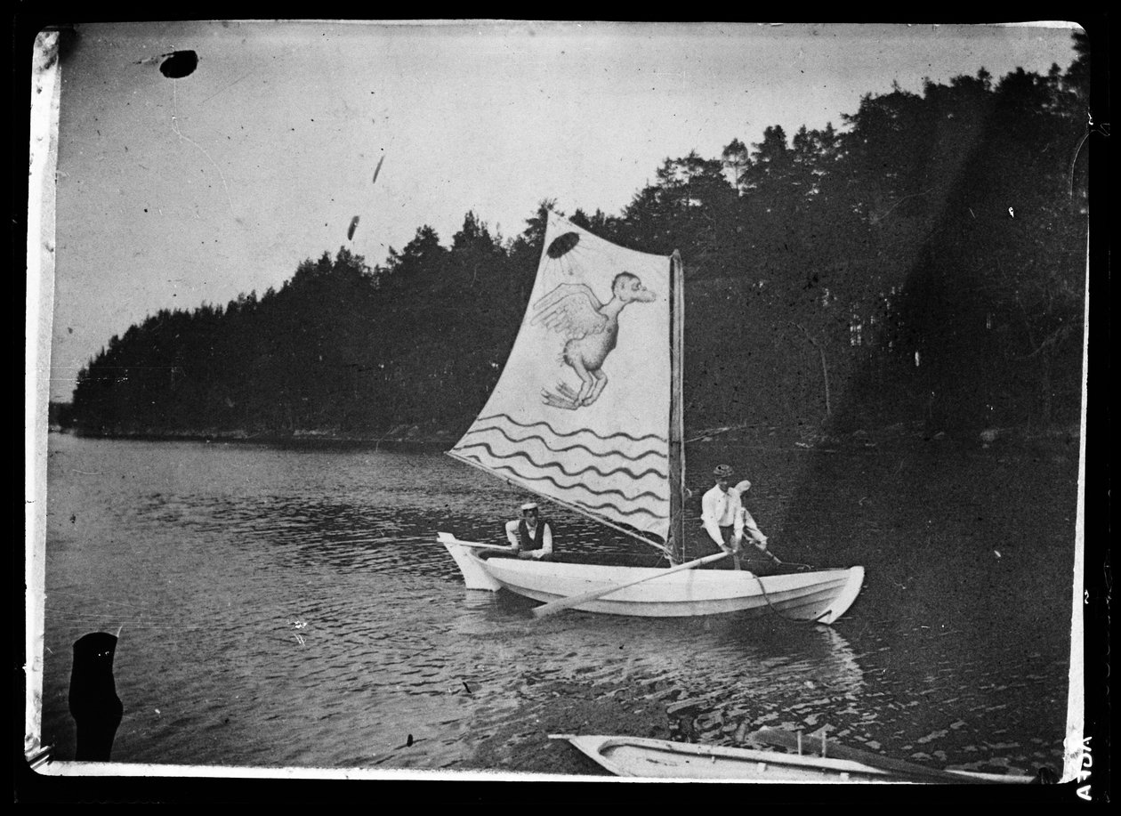 Vit båt målad av Hugo med monstersegel av Hugo Simberg