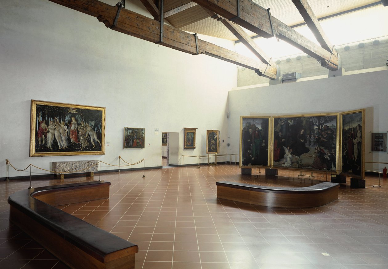 Museilokal som presenterar "våren" och "tillbedjan av männen" av Botticelli och triptyken Portinari av Hugo van der Goes