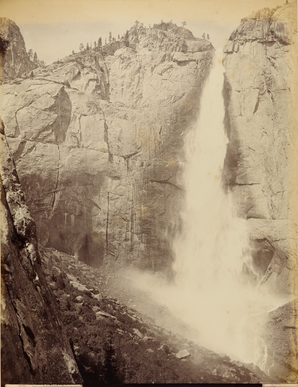 Upper Yosemite Falls, 1502 fot - (ögonblicklig) av I. W. Taber