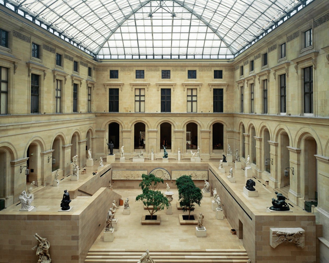 La Cour Puget i Louvre-museet... av Ieoh Ming Pei