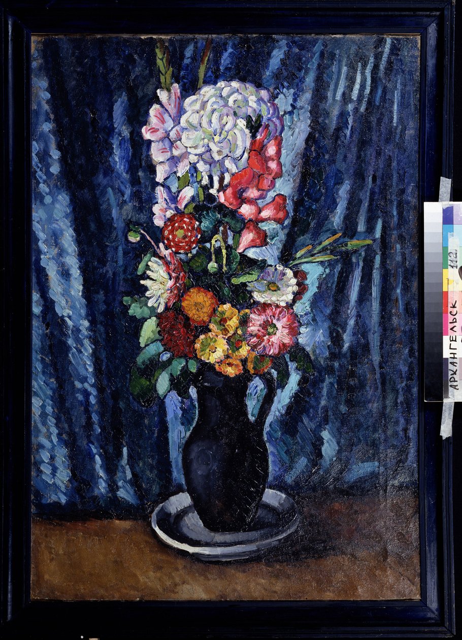 Bukett blommor i en kanna framför en blå bakgrund. (Glas blommor i en svart kanna på den blå bakgrunden). Målning av Ilya Ivanovich Mashkov (Ilia Mashkov, Matchkov) (1881-1944), olja på duk 1916. Rysk konst, tidigt 1900-talsstilleben. Område av Ilya Ivanovich Mashkov