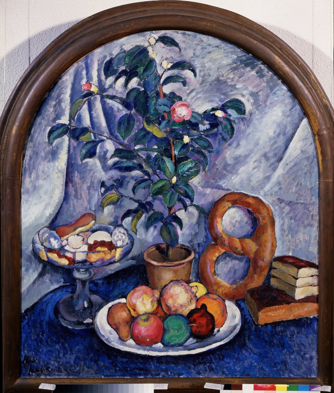 Fortfarande liv. Camellia (stilleben. Camellia). Frukter, bakverk och en bunt böcker under en krukväxt. Målning av Ilya Ivanovich Mashkov (Ilia Mashkov, Matchkov) (1881-1944), olja på duk av Ilya Ivanovich Mashkov
