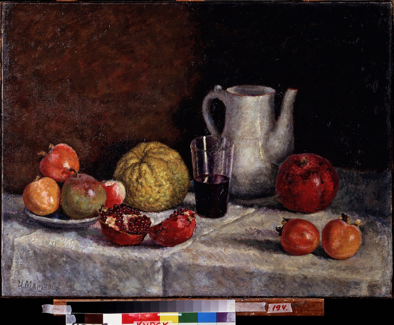 Stilleben med ett granatäpple. Målning av Ilja Ivanovich Mashkov (Ilia Mashkov, Matchkov) (1881-1944), olja på duk, sent 1930. Rysk konst från 1900-talet, sovjetisk konst. Regionala A. Deineka konstgalleri, Kursk (Ryssland). av Ilya Ivanovich Mashkov