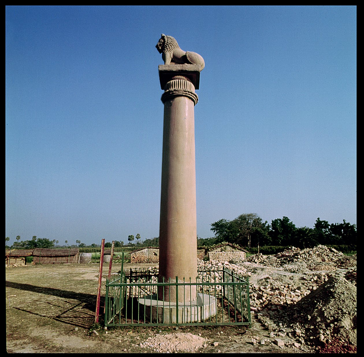 Kejsar Ashokas lejonpelare (ca 264-223 f.Kr.) vid apdammen av Indian
