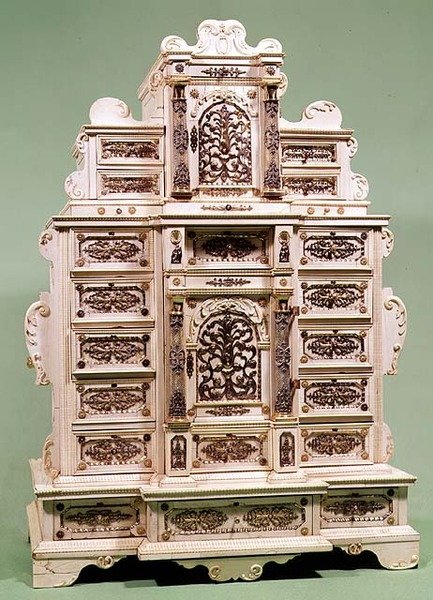 Skåp med lådor inlagda med guld, silver och pärlor, ca 1670 (sniderat elfenben) av Indian School