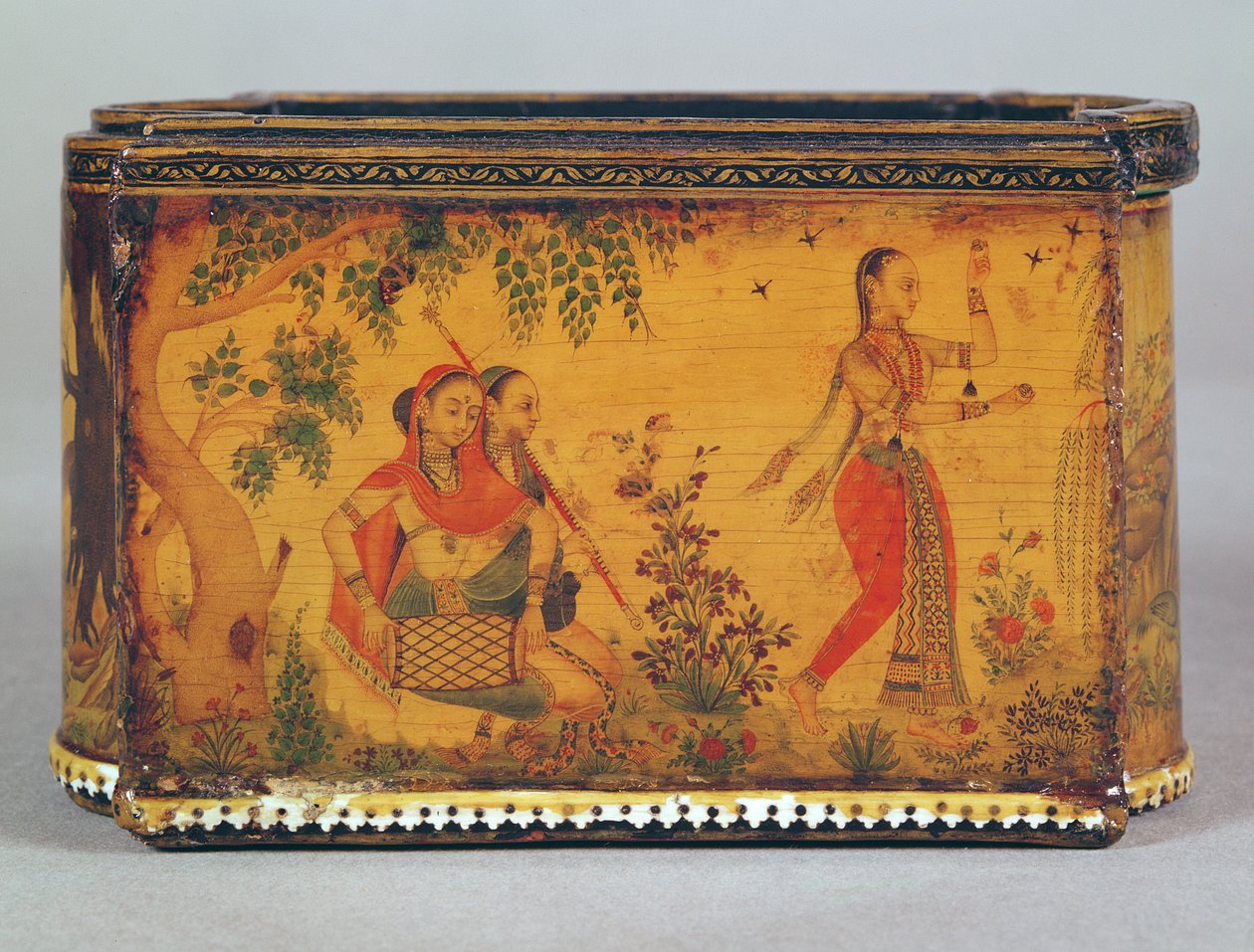 Målad och lackad låda med elfenbensfransar, Deccani, c.1660 (papiermache) (se även 99496) av Indian School