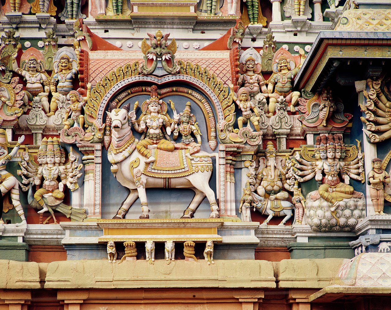 Relief som visar Shiva och Parvati som rider på Nandi (målad sten) av Indian School